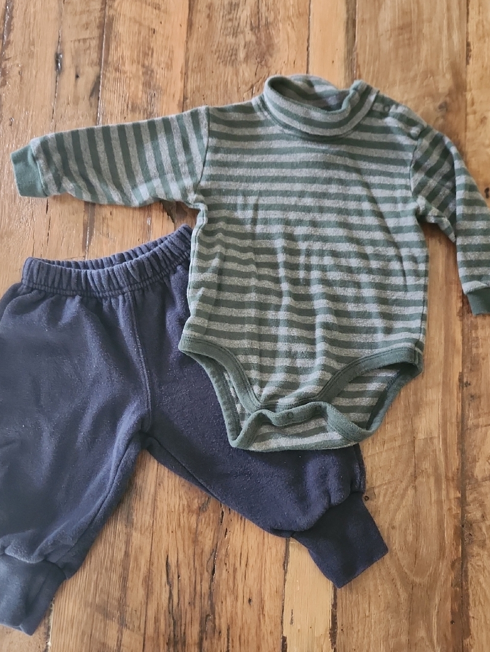 Baby GAP Green & Gray Striped  Bodysuit With Navy Sweats 12-18 mos